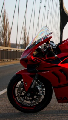 дукати мотоцикл красный на мосту