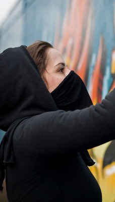 Девушка рисует графити