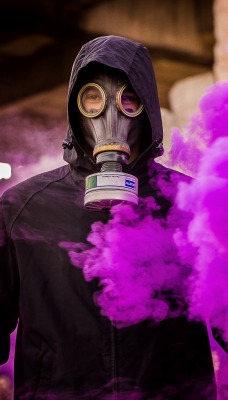 мужчина противогаз дым фиолетовый капюшон