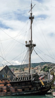 Старый корабль в порту