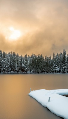 снег зима озеро пристань тучи деревья