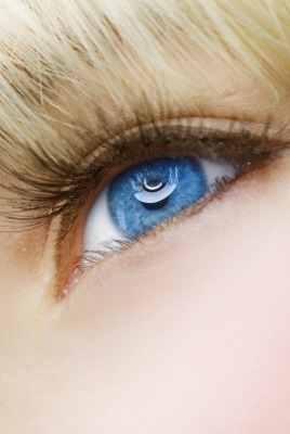 Голубые глаза девушки