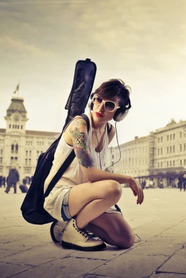 девушка с гитарой на площади