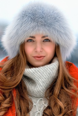 девушка шапка леденцы зима