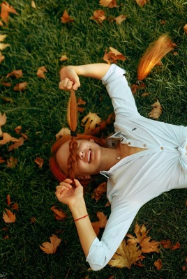 девушка рыжая на траве лежит