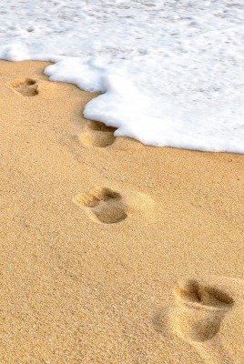 песок следы прибой пена море