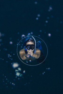 девушка дайвер под водой пузырьки