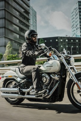 мотоциклист байкер город движение