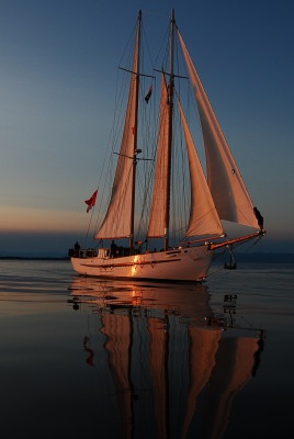 Парусная яхта на закате