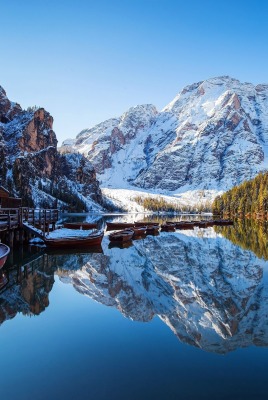 горы озеро отражение лодки италия снег вершины
