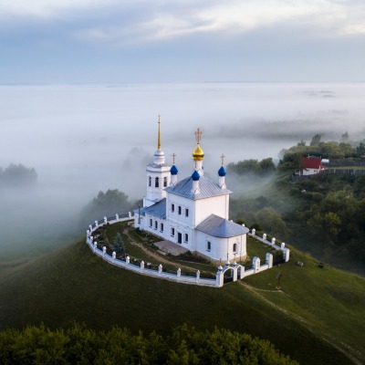 церковь холм туман высота
