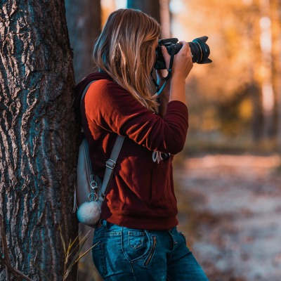 девушка фотограф в лесу