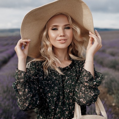 девушка поле лаванда в шляпке блондинка