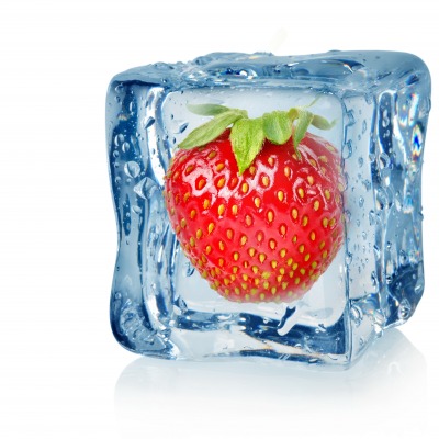 клубника в кубике льда