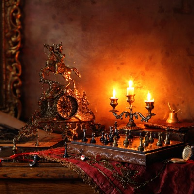 комната часы картина подсвечник свечи шахматы