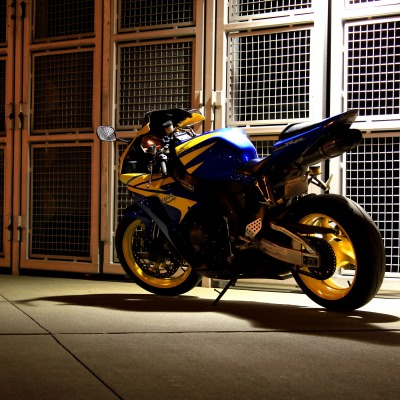 Сине-желтый мотоцикл