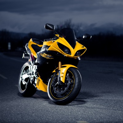 Желтый мотоцикл на ночной дороге
