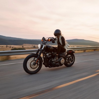 девушка байкер мотоцикл скорость дорога