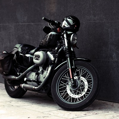 мотоцикл у стены харлей черный