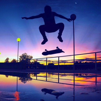 прыжок скейтборд лужа закат отражение силуэт