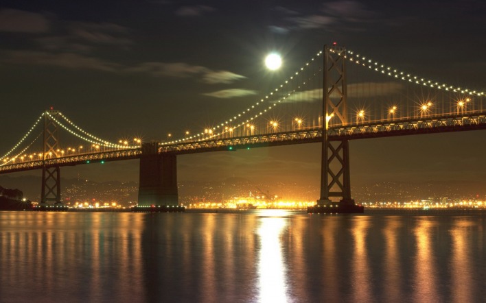 Мост на фоне луны