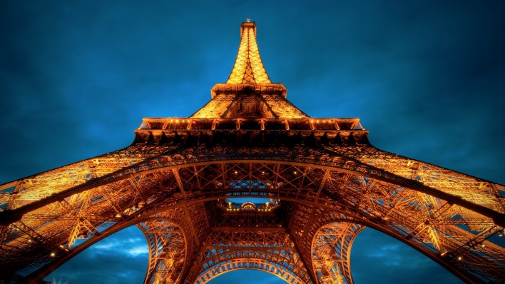 Эйфелева башня париж в огнях ночью