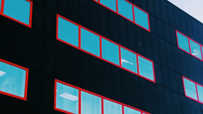 окна здание черное фасад