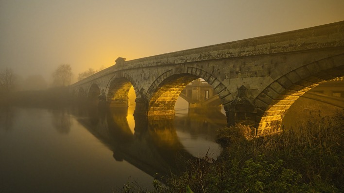 мост старинный средневековье туман река