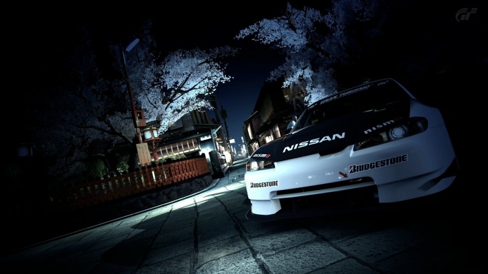 Nissan в городских фонарях