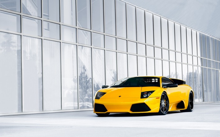 Lamborghini у стеклянной стены