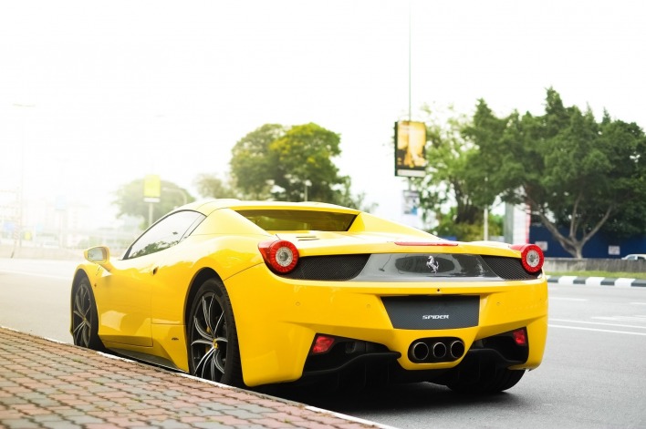 Ferrari у тротуара
