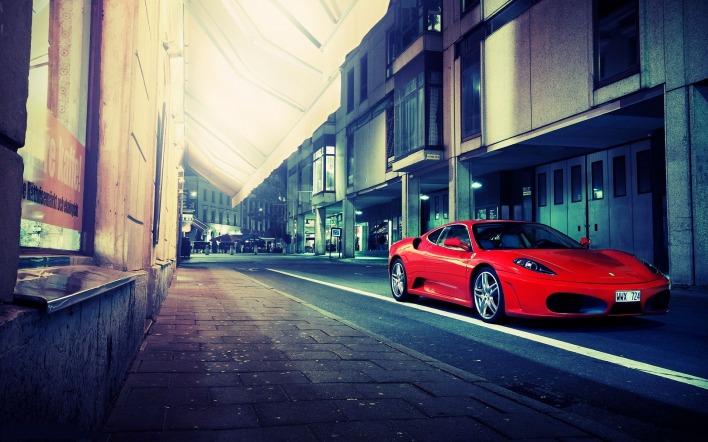 Красный Ferrari