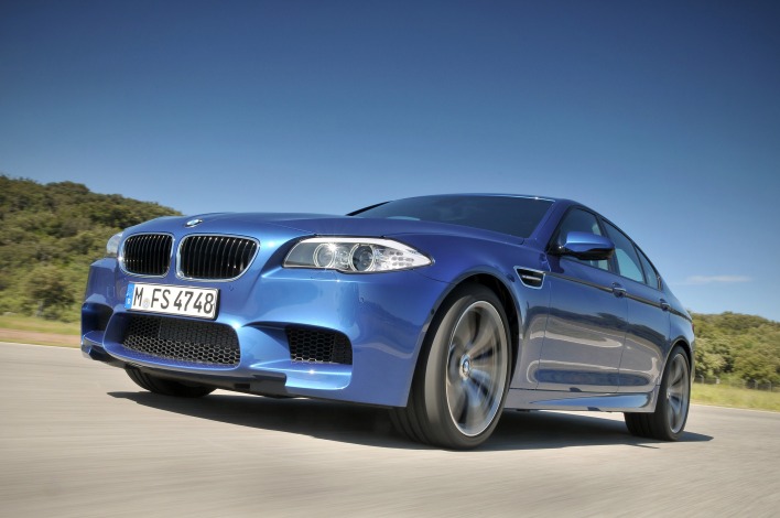 голубенькая блестящая BMW