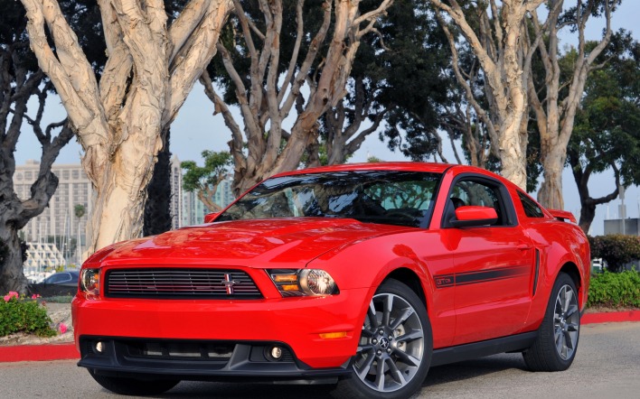 Красный Ford Mustang