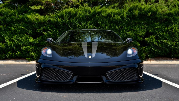 черная роскошная Ferrari
