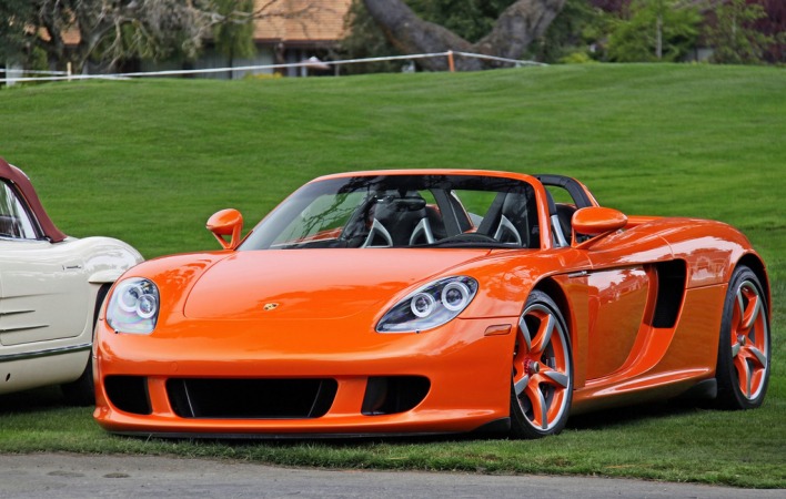 оранжевый Porsche на лужайке