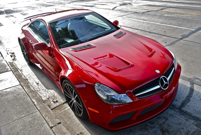 красный Mercedes