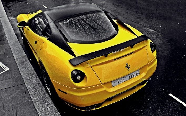 желтая Ferrari на дождливом асфальте
