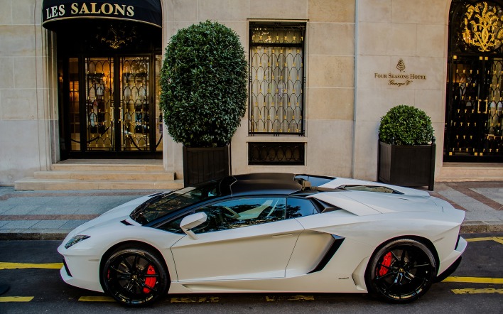 белая Lamborghini Aventador 