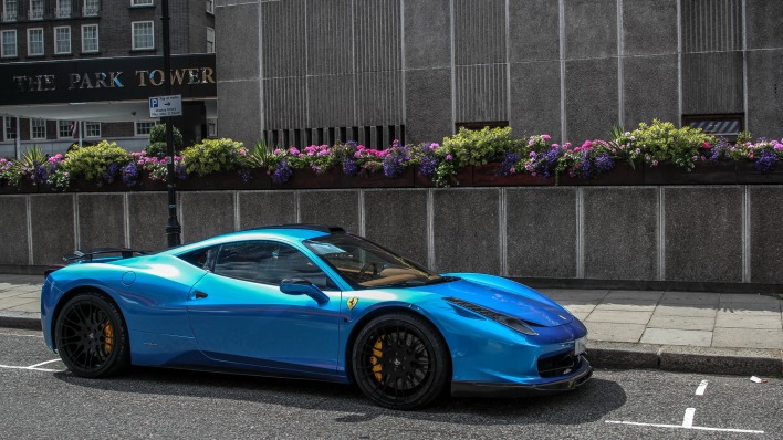 Ferrari голубая