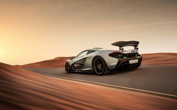 McLaren пустыня закат