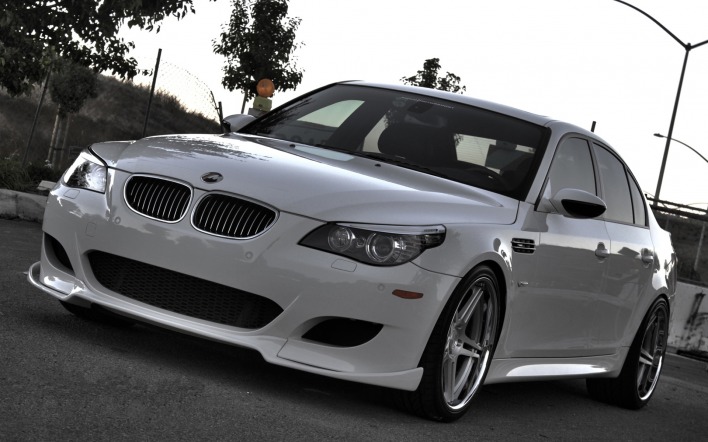Белый автомобиль BMW