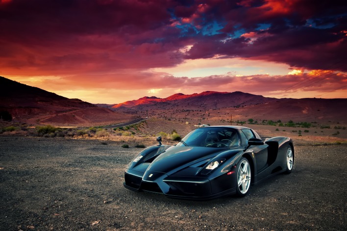 Черный спортивный автомобиль Ferrari Enzo