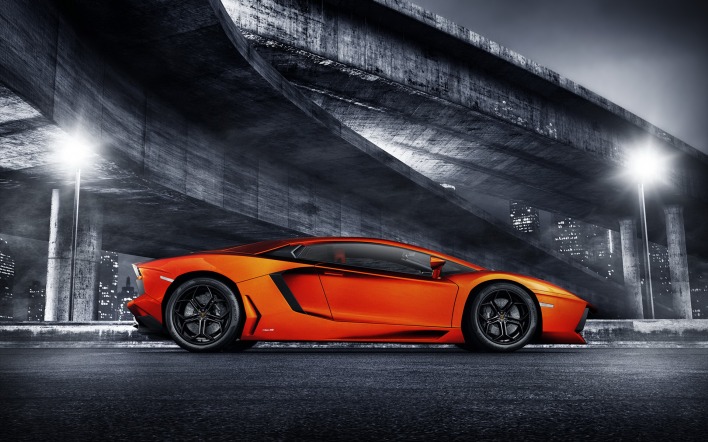 оранжевый автомобиль Lamborghini Aventador