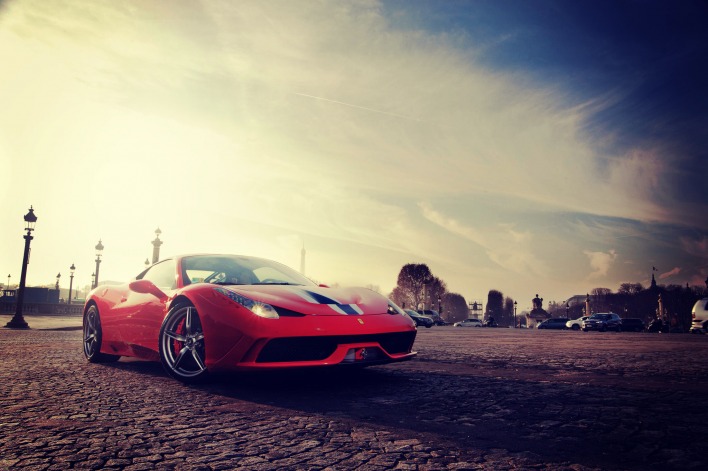 красный автомобиль Ferrari
