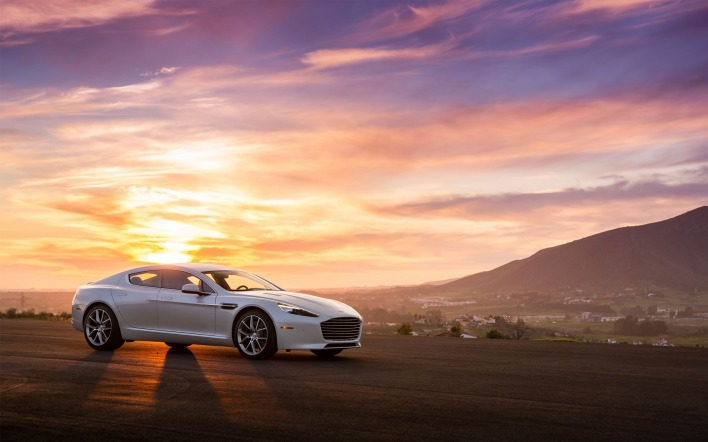 белый автомобиль Aston Martin