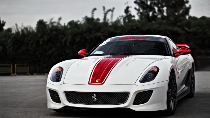 Автомобиль белый Ferrari 599 GTB