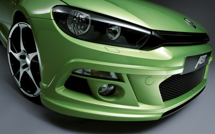 Зеленый спортивный автомобиль Volkswagen Scirocco