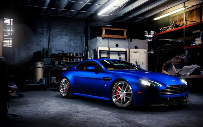 синий автомобиль Aston Martin