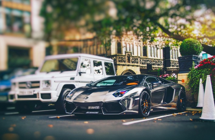 черный спортивный автомобиль Lamborghini